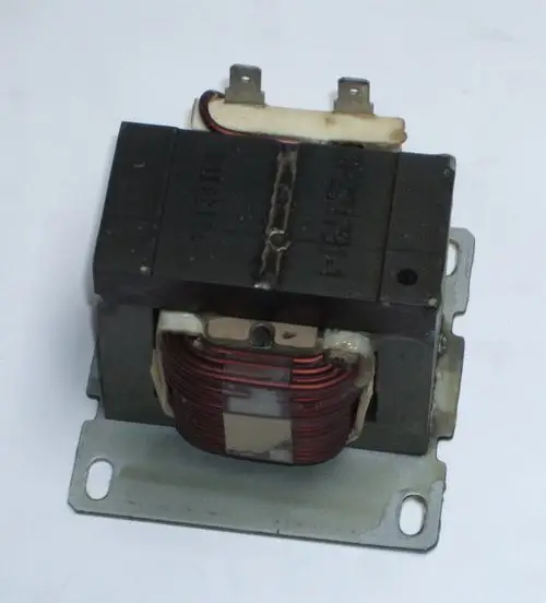 Drosselspule von Daikin, bestehend aus einem rechteckigen Gehäuse mit rotem Wickelmaterial und metallischen Anschlussstiften auf der Oberseite.